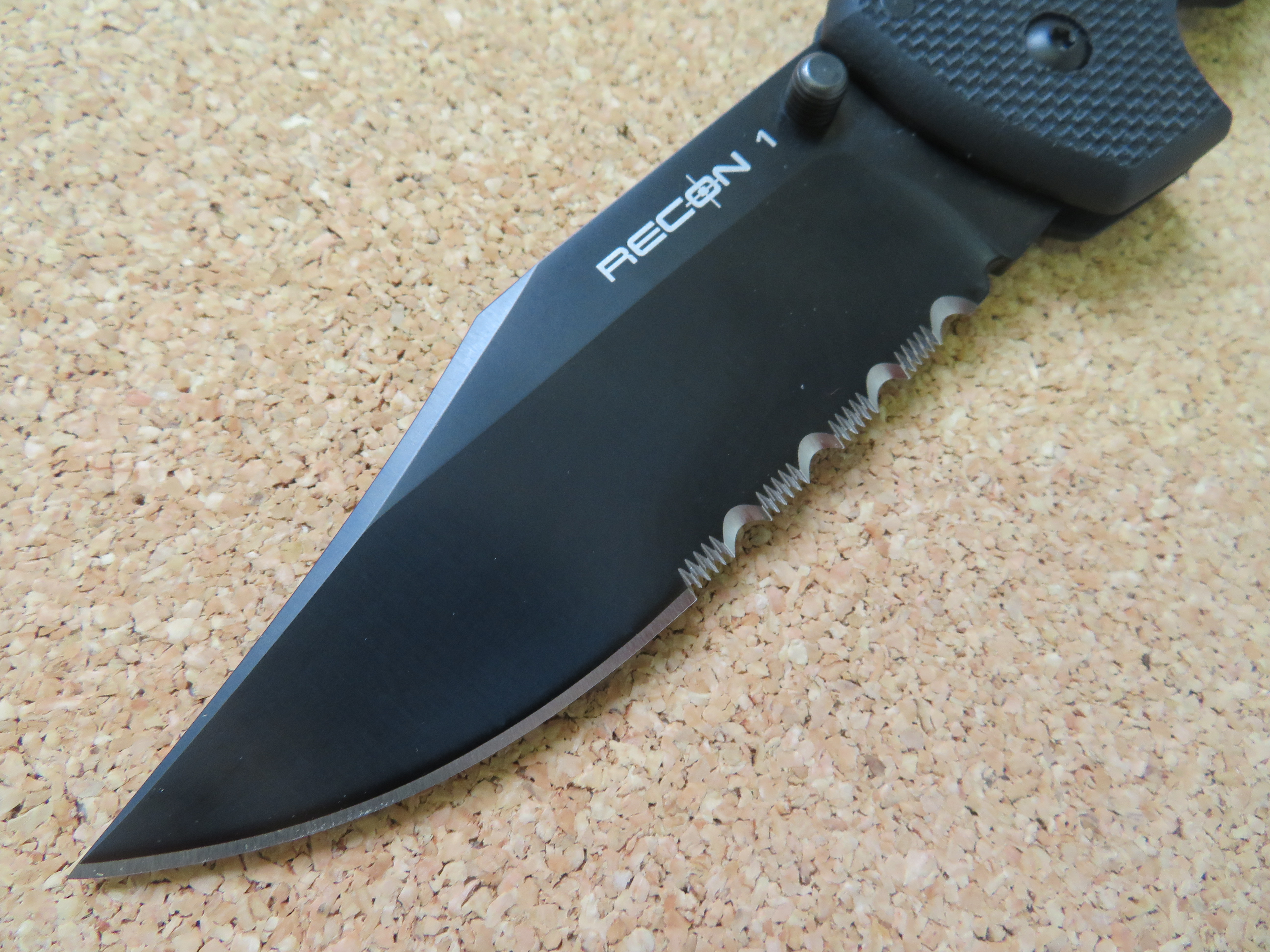 Detail čepele nože Recon 1 – hrot typu clip point a kombinované ostří.